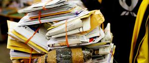 Briefe, die auf Auslieferung warten - hier zum Streik in Köln 2011.