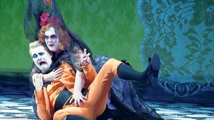 Griff ans Gemächt. Adrian Strooper als Don Ottavio, sexuell belästigt von Erika Roos’ Donna Anna.