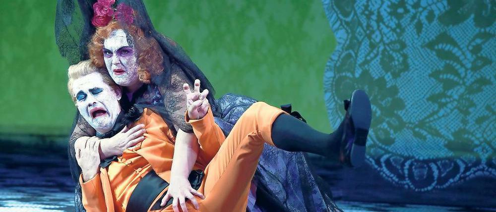 Griff ans Gemächt. Adrian Strooper als Don Ottavio, sexuell belästigt von Erika Roos’ Donna Anna.