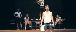 Allein sein muss nicht immer fein sein. C. (Hauke Petersen, vorn) hat sich für ein Einzelkämpferdasein entschieden. Viel Freude bringt ihm das nicht ein.