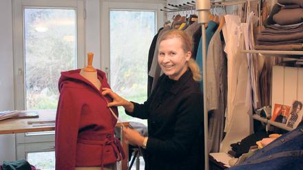 Mit zeitlosem Schick. Annette Waibel-Butzin in ihrem Atelier.