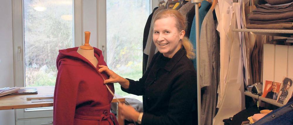 Mit zeitlosem Schick. Annette Waibel-Butzin in ihrem Atelier.