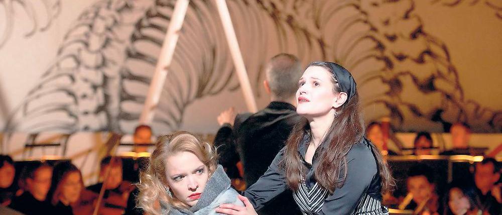 Es ist vollbracht. Judit (Bettina Ranch, l.) ist aus dem Feldlager der Assyrer mit dem Kopf des Holofernes zurückgekehrt. Die Adlige Amital (Robin Johannsen) gibt der erschütterten Judit Zuspruch, hat sie doch ihre Heimatstadt Bethulien gerettet.