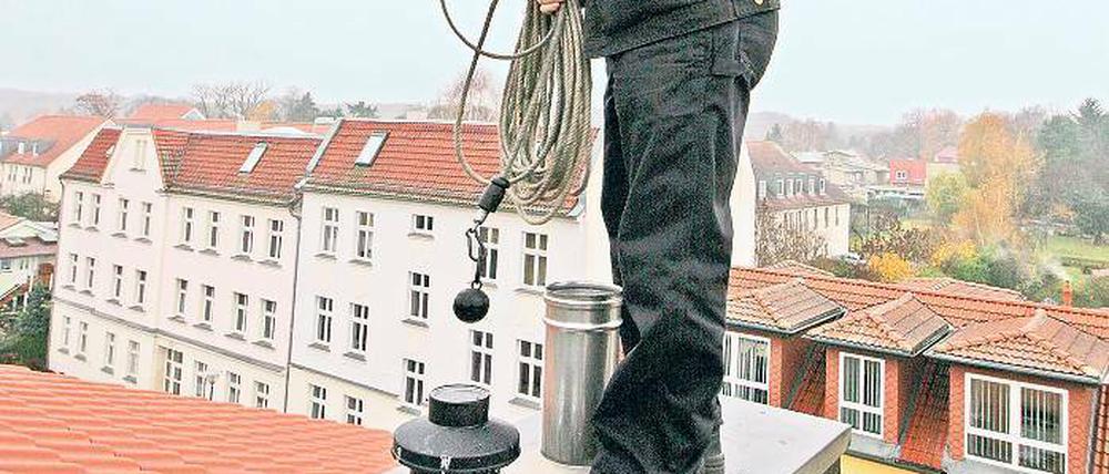 Hoch oben ist die Luft am besten. Schornsteinfeger Volker Hey, dessen Revier Bornstedt, Bornim, Grube, Nedlitz sowie einen Teil von Eiche umfasst, bei der seltenen Arbeit auf dem Dach.