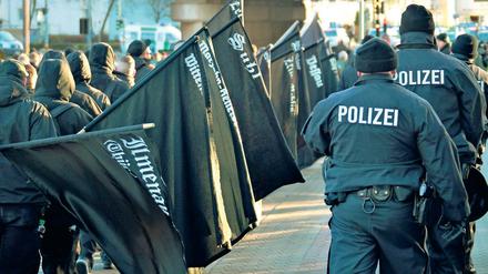 Nachjustiert. Nach dem NSU-Skandal setzen Innenministerium und Polizei in Brandenburg beim Thema Neonazis auf Vehemenz und Offenheit.