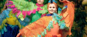 Bunte Vögel. 138 Kinder machen im Musical mit.