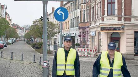 Auf Streife. Sebastian Schwitzke (l.) und Uwe Schulz von der Gubener Stadtverwaltung.
