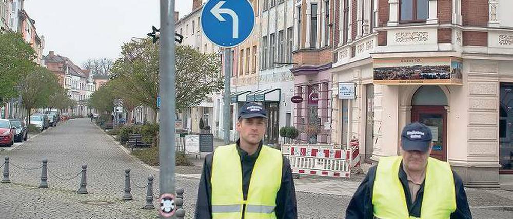 Auf Streife. Sebastian Schwitzke (l.) und Uwe Schulz von der Gubener Stadtverwaltung.