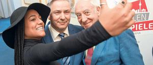 Für Olympia. Sängerin Lary, Klaus Wowereit und Dieter Hallervorden (r).