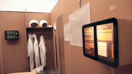 Praktischer wohnen. So zumindest sieht das Leben aus, wenn man es denn beispielsweise auf dem Mars leben will. Christine Niehoff zeigt diesen speziellen Wohnungskomfort in ihren Installationen.