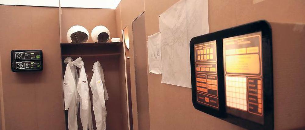 Praktischer wohnen. So zumindest sieht das Leben aus, wenn man es denn beispielsweise auf dem Mars leben will. Christine Niehoff zeigt diesen speziellen Wohnungskomfort in ihren Installationen.