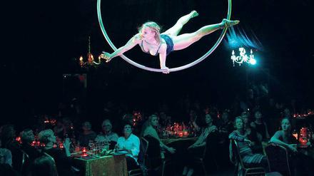 Bitte oben bleiben. Beim Dinner for Fun gibt es ein winterliches Menü aus der Küche eines jungen Schweizer Kochs. Die Zwischengänge gestalten die Künstler mit Artistik, Musik und Comedy. Zu erleben bis Anfang Februar im warmen Zelt neben der Biosphäre.