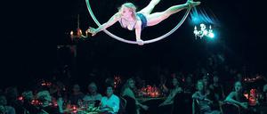 Bitte oben bleiben. Beim Dinner for Fun gibt es ein winterliches Menü aus der Küche eines jungen Schweizer Kochs. Die Zwischengänge gestalten die Künstler mit Artistik, Musik und Comedy. Zu erleben bis Anfang Februar im warmen Zelt neben der Biosphäre.