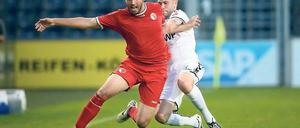 Er kann nicht nur schnell. Tobias Grundler (r.) beißt sich beim SV Babelsberg 03 in seine neue Aufgabe. Am zweiten Spieltag gegen den Berliner AK (r.: Akatan Yigitoglu) wurde er erstmals eingewechselt und bereitete den 2:0-Siegtreffer vor.