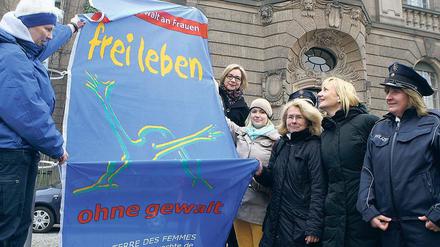 Zeichen setzen. „Terre de Femmes“-Fahne vor dem Rathaus gehisst