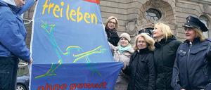 Zeichen setzen. „Terre de Femmes“-Fahne vor dem Rathaus gehisst