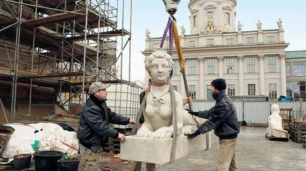 Eine Tonne. Per Kran wurde die Sphinx in den Obelisken eingesetzt.