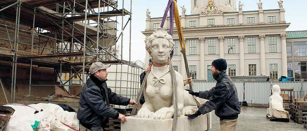 Eine Tonne. Per Kran wurde die Sphinx in den Obelisken eingesetzt.