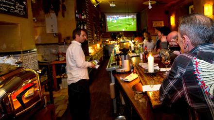 Fußball in der Kneipe.