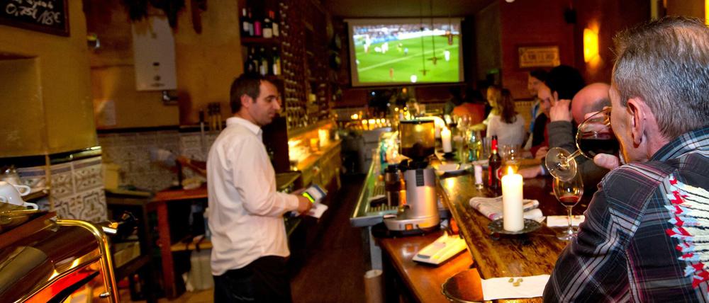 Fußball in der Kneipe.