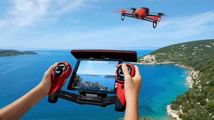  Mit dem Skycontroller fliegt die Parrot Bebop Drone theoretisch bis zu zwei Kilometer weiter. Nach 12 Minuten muss jedoch der Akku getauscht werden.