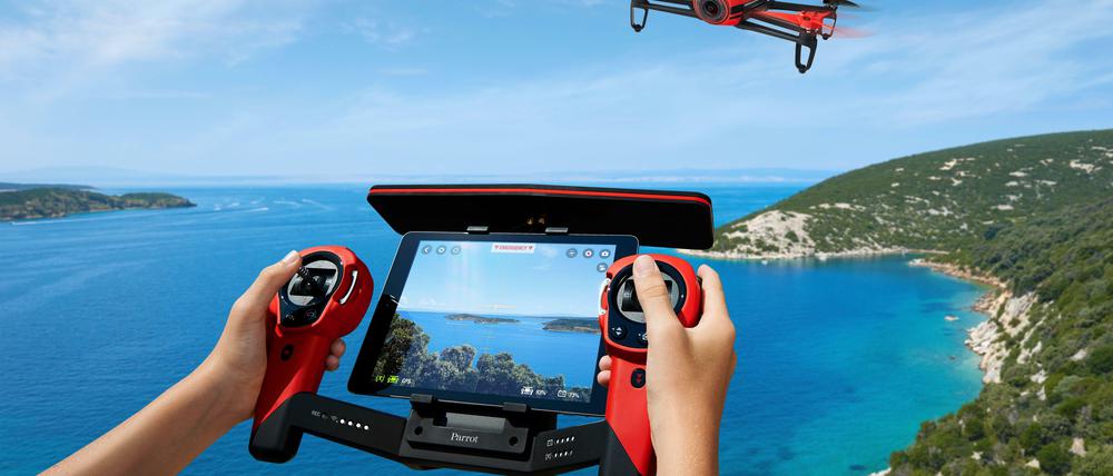  Mit dem Skycontroller fliegt die Parrot Bebop Drone theoretisch bis zu zwei Kilometer weiter. Nach 12 Minuten muss jedoch der Akku getauscht werden.