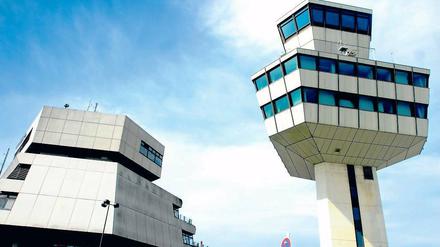 Tower-Power. Der Flughafen Tegel sollte schon längst geschlossen sein. Insbesondere die Fluggastbrücken und Gepäckbänder sind störanfällig.