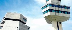Tower-Power. Der Flughafen Tegel sollte schon längst geschlossen sein. Insbesondere die Fluggastbrücken und Gepäckbänder sind störanfällig.