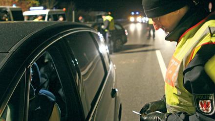 Die Papiere bitte! Polizeibeamte kontrollierten am Sonntagabend auf der B5 in Höhe Seeburg kurz vor der Berliner Stadtgrenze Fahrzeuge.