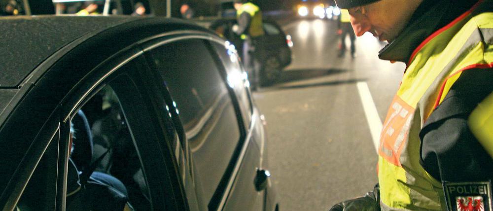 Die Papiere bitte! Polizeibeamte kontrollierten am Sonntagabend auf der B5 in Höhe Seeburg kurz vor der Berliner Stadtgrenze Fahrzeuge.