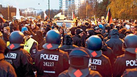 Lage unübersichtlich. Zeitweise gerieten am Samstag rechte Demonstranten und ihre Gegner eng aneinander, Rangeleien eskalierten, bis starke Polizeikräfte wieder dazwischengehen konnten.