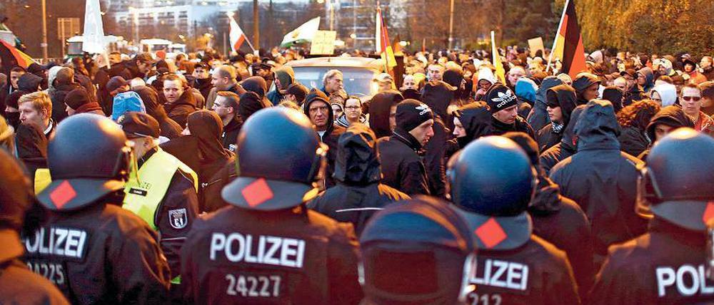 Lage unübersichtlich. Zeitweise gerieten am Samstag rechte Demonstranten und ihre Gegner eng aneinander, Rangeleien eskalierten, bis starke Polizeikräfte wieder dazwischengehen konnten.