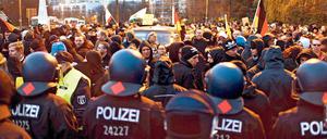 Lage unübersichtlich. Zeitweise gerieten am Samstag rechte Demonstranten und ihre Gegner eng aneinander, Rangeleien eskalierten, bis starke Polizeikräfte wieder dazwischengehen konnten.