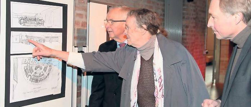 Lasst die Kinder machen. Mary Bauermeister mit Klaus Töpfer (l.) und Reiner Nagel vor ihren Entwürfen für den Schirrhof in der Schiffbauergasse.