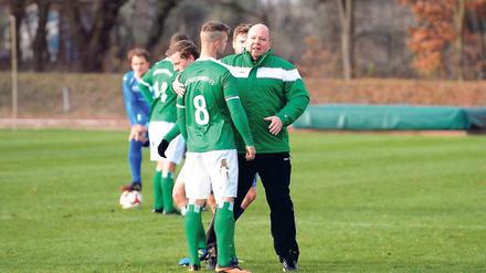 Komm! Werders Trainer Thomas Leek überzeugt Torschützen Rico Eichstädt nach dem Platzverweis, den Gang unter die Dusche vorzeitig anzutreten. In Überzahl gelang dem gastgebenden RSV Eintracht nach der Pause der Ausgleich.