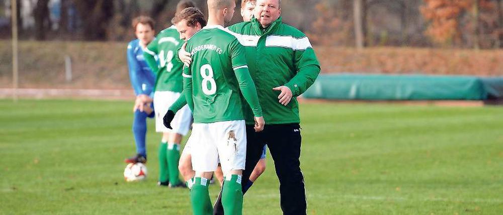Komm! Werders Trainer Thomas Leek überzeugt Torschützen Rico Eichstädt nach dem Platzverweis, den Gang unter die Dusche vorzeitig anzutreten. In Überzahl gelang dem gastgebenden RSV Eintracht nach der Pause der Ausgleich.