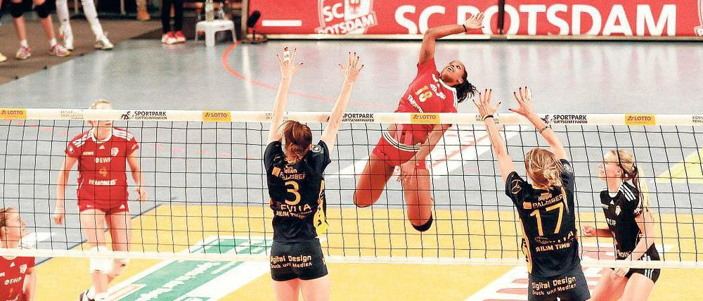 Ganz nah dran waren die Potsdamer Volleyballerinnen am Sieg gegen die Frauen aus Schwerin. Jessica Riveiro (Mitte, im Angriff) erzielte insgesamt 15 Punkte. Zur wertvollsten Spielerin vor 1274 Zuschauern wurde Michala Kvapilova gewählt, auf deren Konto insgesamt 25 Punkte gingen.
