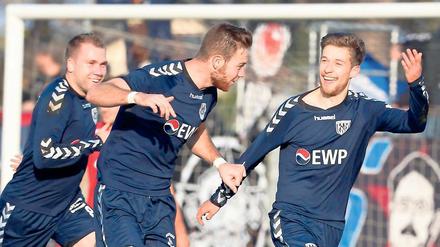 Doppelschlag. Leon Hellwig (r.) hat zum 2:0 in Meuselwitz getroffen, nachdem Lucas Albrecht (M.) noch gescheitert war. Links: Tobias Grundler.
