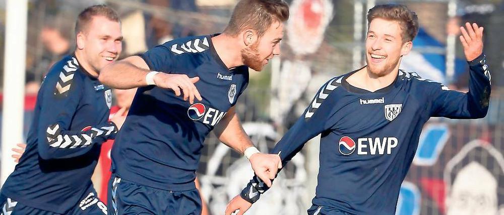 Doppelschlag. Leon Hellwig (r.) hat zum 2:0 in Meuselwitz getroffen, nachdem Lucas Albrecht (M.) noch gescheitert war. Links: Tobias Grundler.