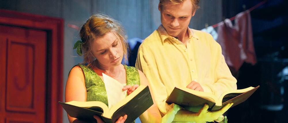 Irgendwo muss es doch stehen. Nora Decker (Lilly) und Anton Spieker (Prinz Lucas).