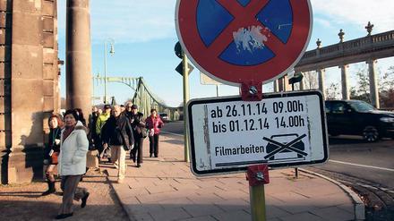 Spielberg kommt. Am Sonntag konnten die Potsdamer noch bei Sonnenschein über die Glienicker Brücke spazieren. Für Dreharbeiten zu Steven Spielbergs Agententhriller wird sie zwischen Donnerstag, dem 27. November, und Montag, dem 1. Dezember, komplett gesperrt. Eine Umleitung über die A 115 und L 40 wird ausgeschildert.
