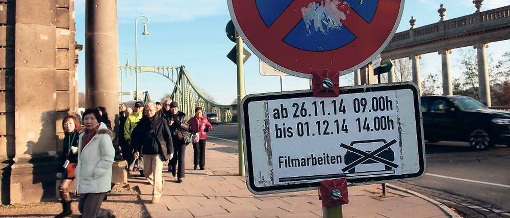 Spielberg kommt. Am Sonntag konnten die Potsdamer noch bei Sonnenschein über die Glienicker Brücke spazieren. Für Dreharbeiten zu Steven Spielbergs Agententhriller wird sie zwischen Donnerstag, dem 27. November, und Montag, dem 1. Dezember, komplett gesperrt. Eine Umleitung über die A 115 und L 40 wird ausgeschildert.