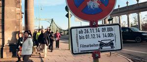 Spielberg kommt. Am Sonntag konnten die Potsdamer noch bei Sonnenschein über die Glienicker Brücke spazieren. Für Dreharbeiten zu Steven Spielbergs Agententhriller wird sie zwischen Donnerstag, dem 27. November, und Montag, dem 1. Dezember, komplett gesperrt. Eine Umleitung über die A 115 und L 40 wird ausgeschildert.