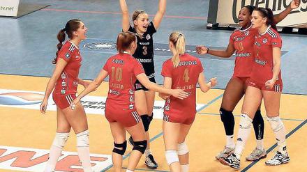 Punkt! Für die Volleyballerinnen des SC Potsdam um Libera Lisa Rühl (Nummer 3) ist das Spiel gegen den vielfachen Meister Schwerin Bewährungsprobe und Gradmesser zugleich.