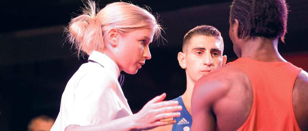 Ringrichterin Susann Köpke (l.) mit Omar El Hag (Motor Babelsberg, M.) und Raman Sharafa (BSK Seelze). Die 31-jährige Rostockerin arbeitet als Kauffrau im Groß- und Außenhandel.