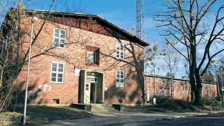 Umstritten. In der Waldsiedlung in Groß Glienicke sorgen sich Anwohner, weil in diesem sogenannten Haus 5 ab Juli 2015 bis zu 100 Flüchtlinge unterkommen sollen. Die Stadtverordneten haben diesen Plan bereits abgesegnet.
