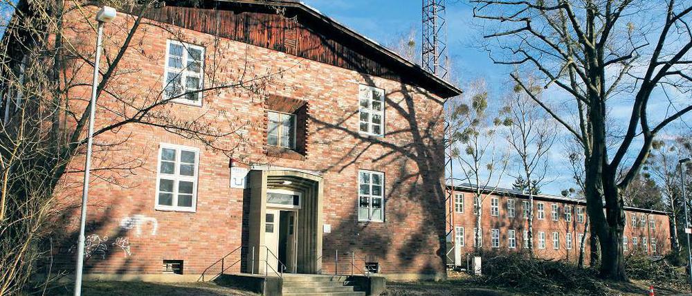 Umstritten. In der Waldsiedlung in Groß Glienicke sorgen sich Anwohner, weil in diesem sogenannten Haus 5 ab Juli 2015 bis zu 100 Flüchtlinge unterkommen sollen. Die Stadtverordneten haben diesen Plan bereits abgesegnet.