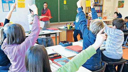 Hoch die Finger. Da mehr als 1000 Schüler aus dem Umland Potsdamer Schulen besuchen, will Kämmerer Burkhard Exner (SPD) den sogenannten Schullastenausgleich neu verhandeln und hofft so auf Einnahmen von mehr als einer halben Million Euro.