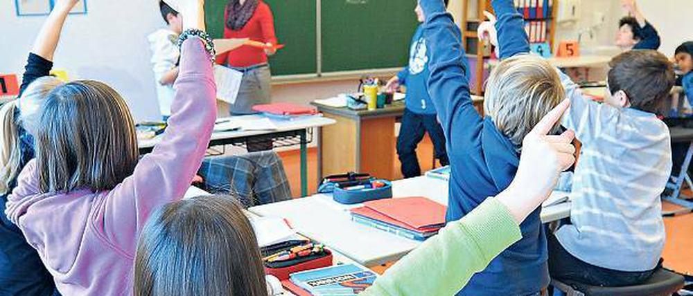 Hoch die Finger. Da mehr als 1000 Schüler aus dem Umland Potsdamer Schulen besuchen, will Kämmerer Burkhard Exner (SPD) den sogenannten Schullastenausgleich neu verhandeln und hofft so auf Einnahmen von mehr als einer halben Million Euro.