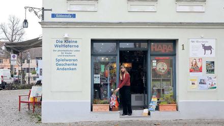 Markant am Marktplatz. Die „Kleine Weltlaterne“ wird zum Jahresende schließen. Ladenbesitzerin Nicole Martin gibt derzeit 20 Prozent Rabatt auf ihr Sortiment. Grund für die Schließung sei ein stetiger Umsatzrückgang, da Touristen an den Sonntagen auf der Insel kaum einkaufen könnten.